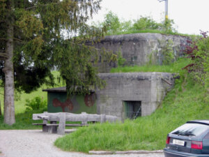 Bild mit Bunker unter dem Bahndamm in Lengwil (2. Weltkrieg)