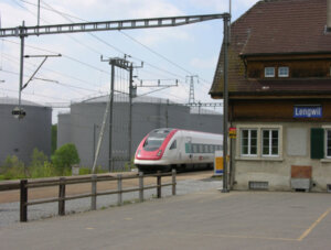 Bild mit Bahnhof Lengwil mit (noch) durchfahrendem Schnellzug Konstanz-Biel